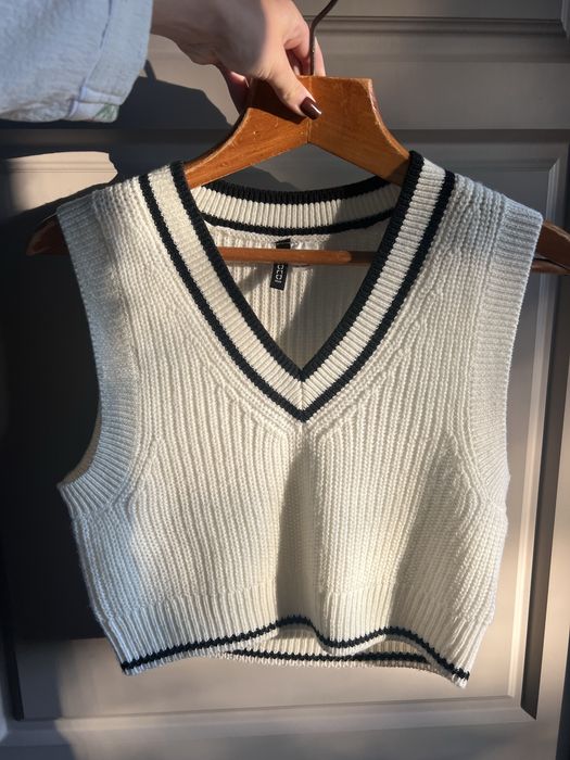 Вʼязана жилетка біла