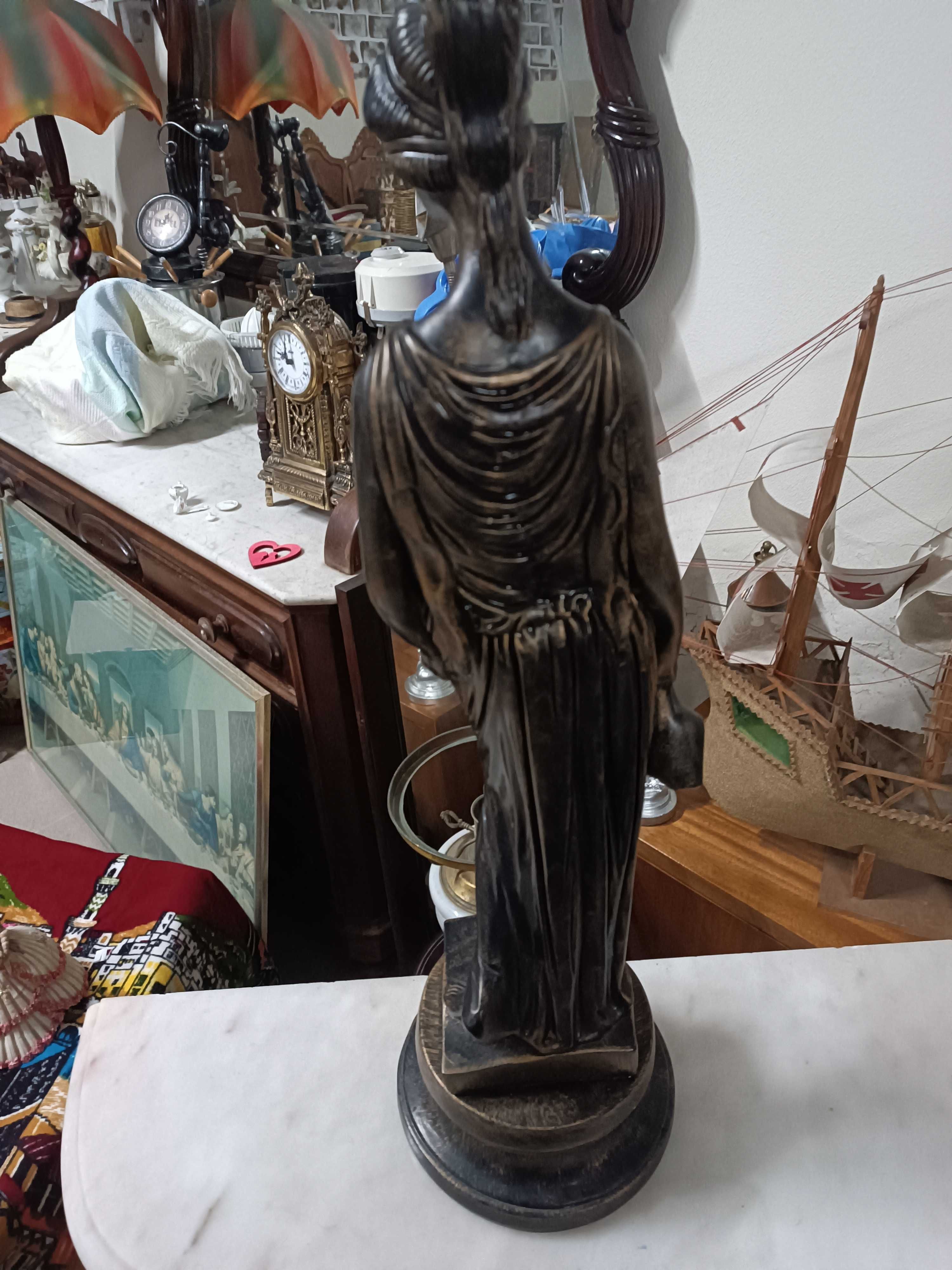Estátua em louça com 64 centímetros