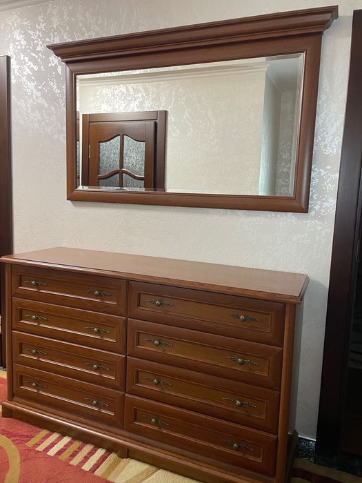 Комод з дзеркалом