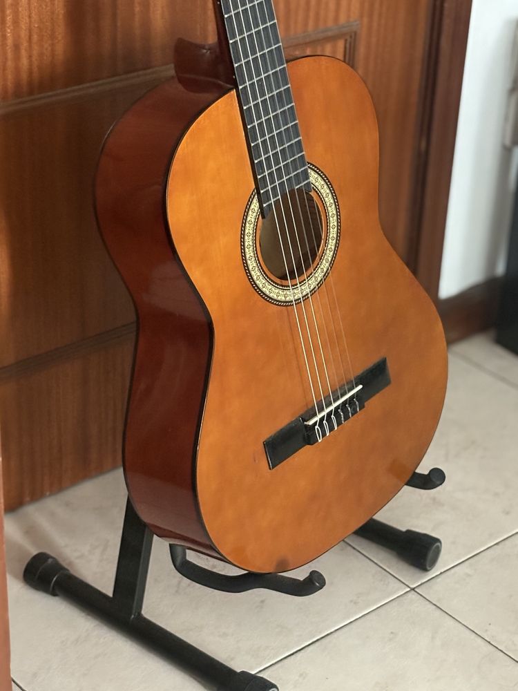 Quitara semi novo .
