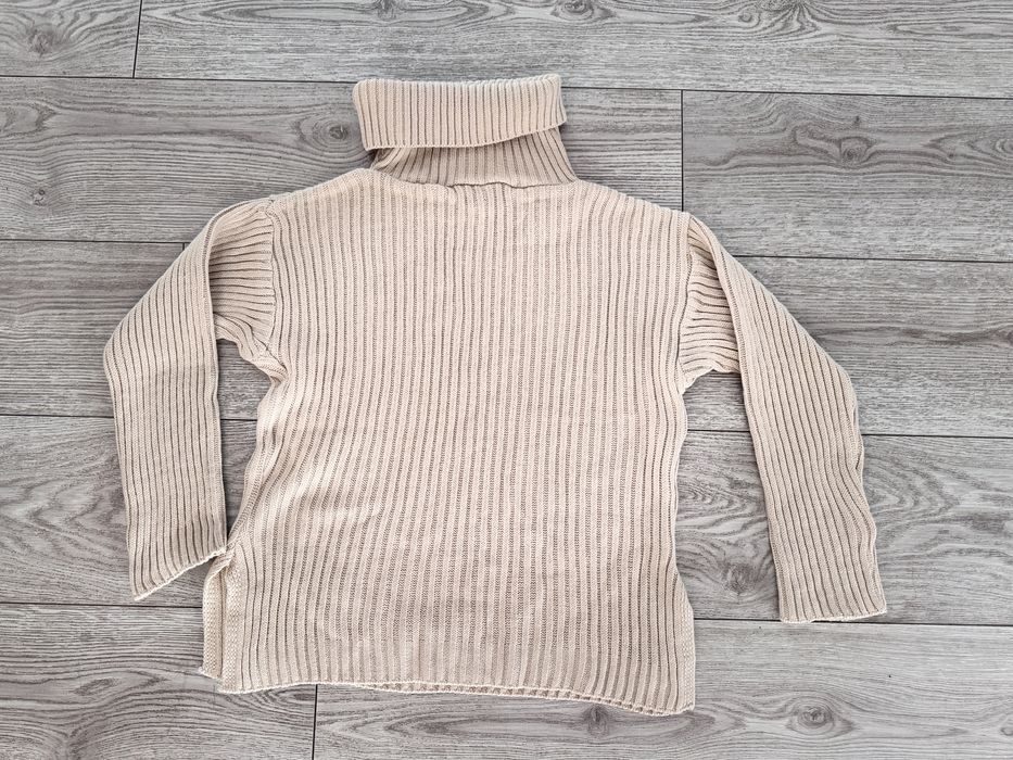 Cieply, beżowy sweter z golfem