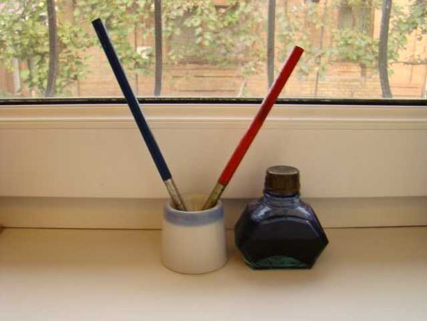 Чернильница, чернила и чернильные ручки (макалки) с перьями из СССР.