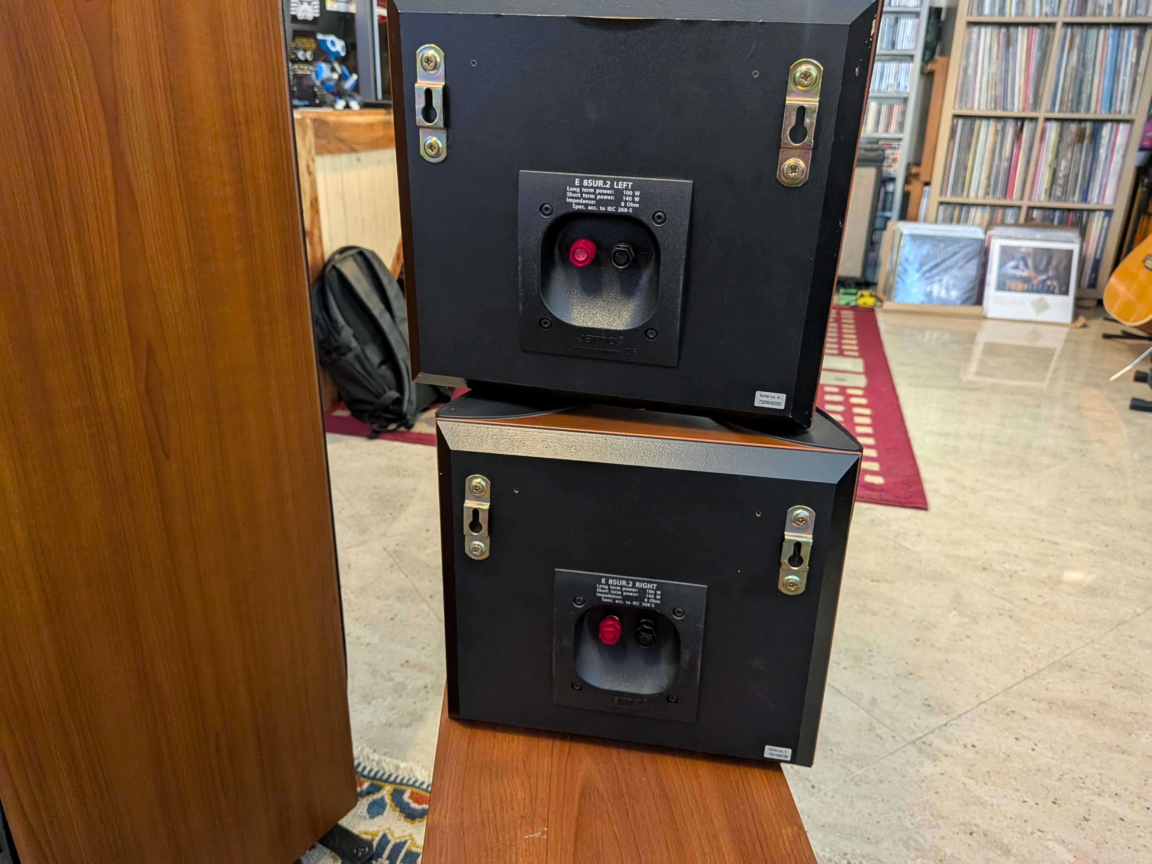 Conjunto de colunas Jamo. Para av. ou stereo