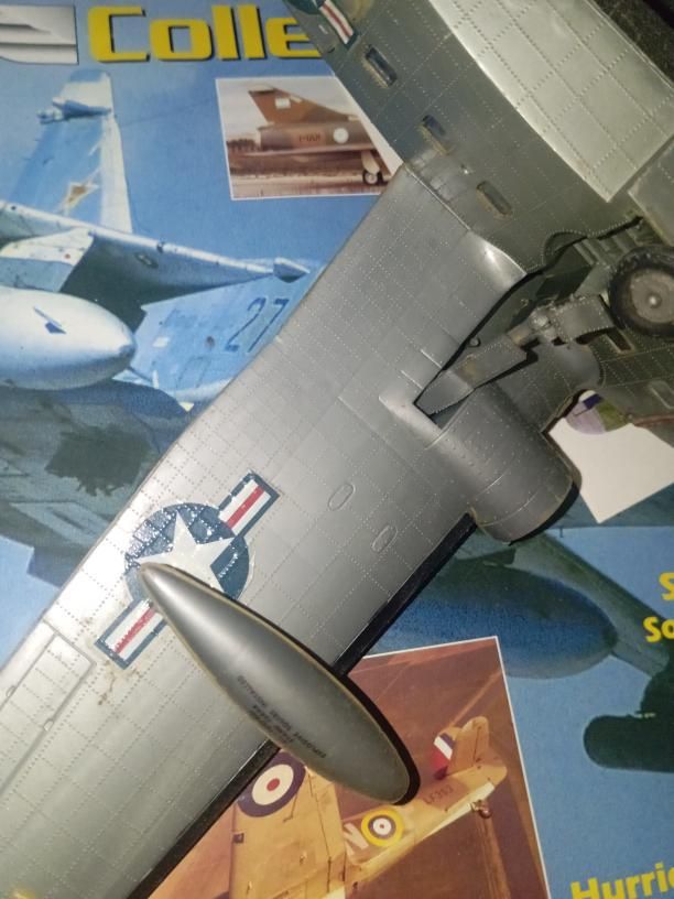 Aviao com revista e postal
