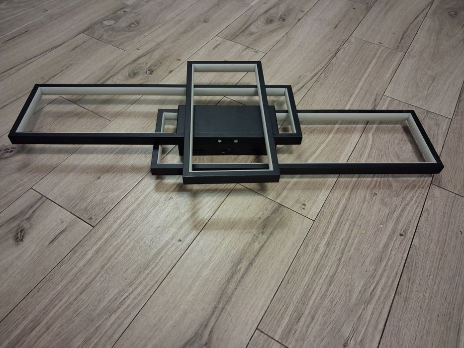 Żyrandol ledowy czarny (opis)