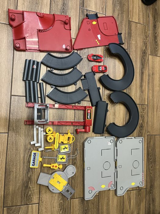 Ігровий набір Гараж Ferrari із двома машинками трирівневий