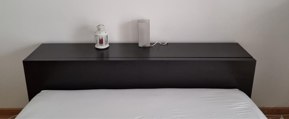 Cabeceira de cama com mesas embutidas IKEA