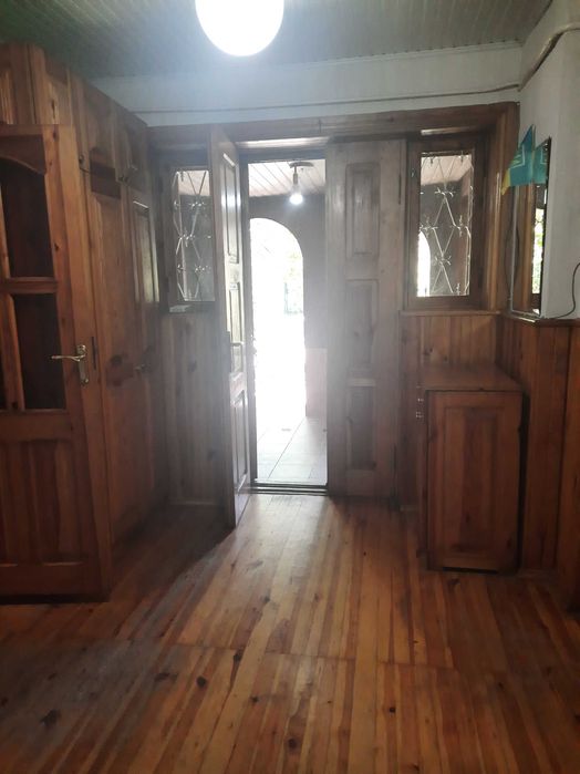 Продаж частини будинку з окремим двором,землею та зручностями.