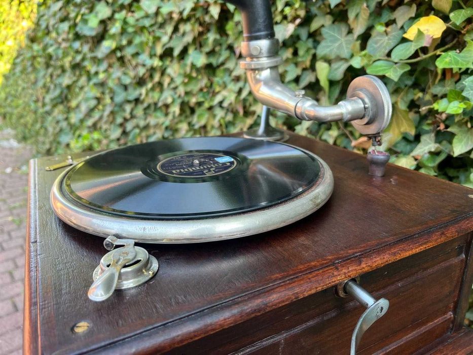Gramofon- patefon z początku XX wieku