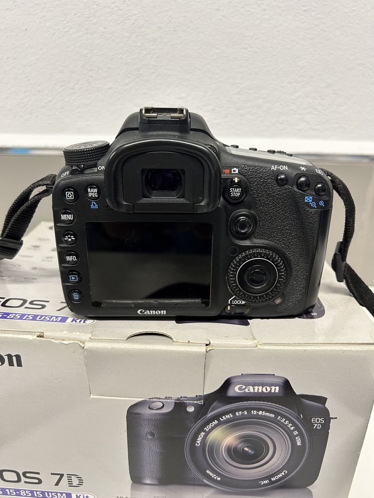 Canon 7D -  EFS 15-85 mm ULTRASONIC + Extras