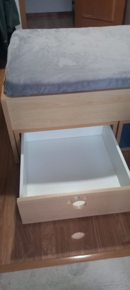 Cama solteiro beje com arrumação