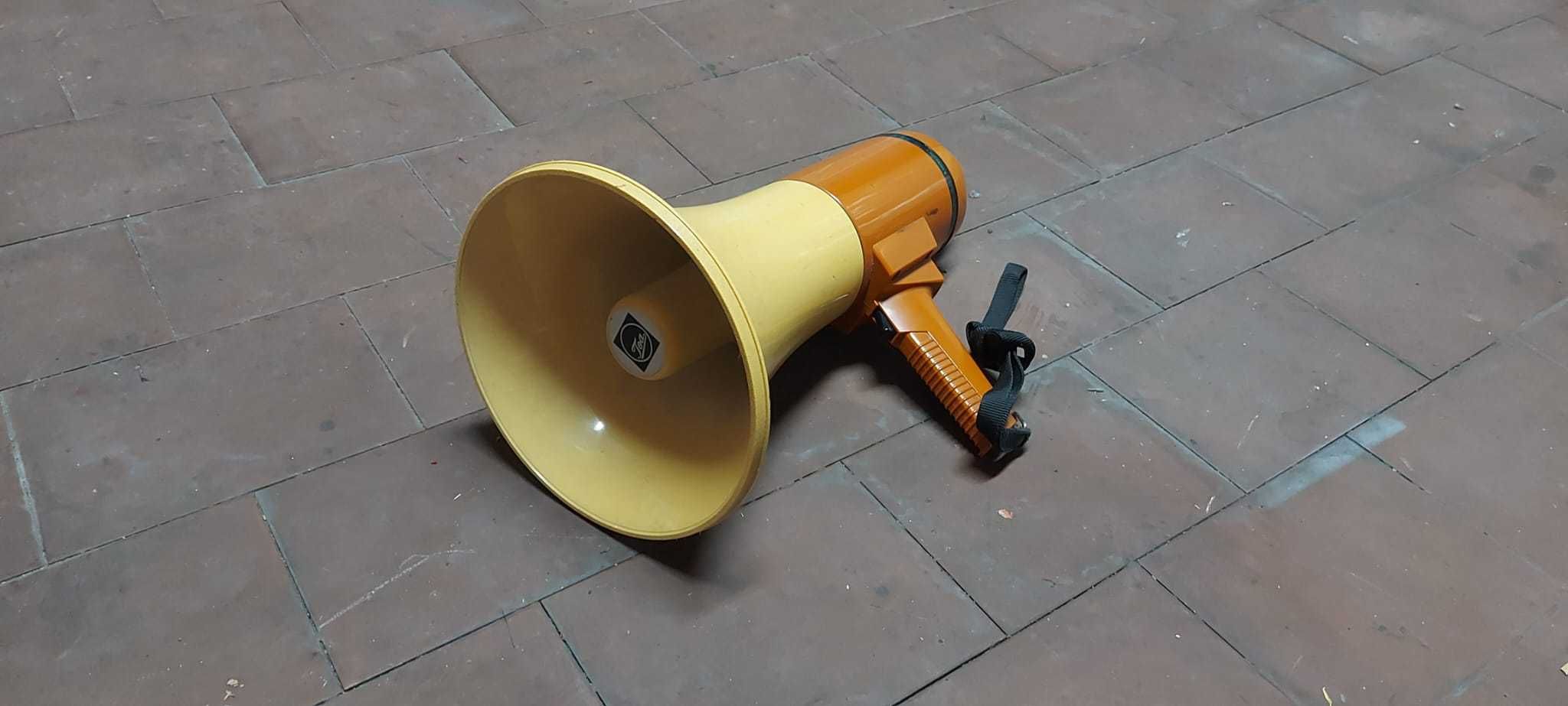 Megafone antigo...funciona com pilhas