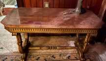 Mesa com talha dourada com tampo em pedra mármore rosa