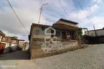 Moradia em granito situada numa aldeia típica com vistas desafogadas