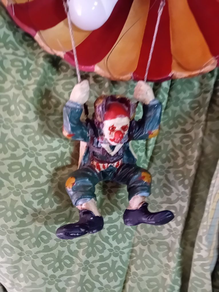Candeeiro de palhaço em paraquedas