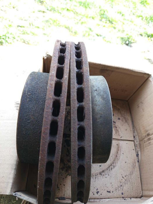 Гальмівні диски на віто 2, 3 простий.