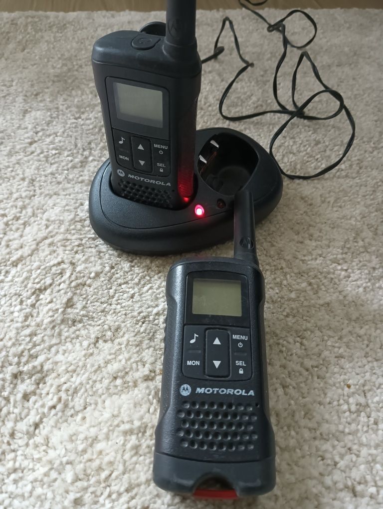 2 Walkie Talkie Motorola e carregador. Usados em bom estado.