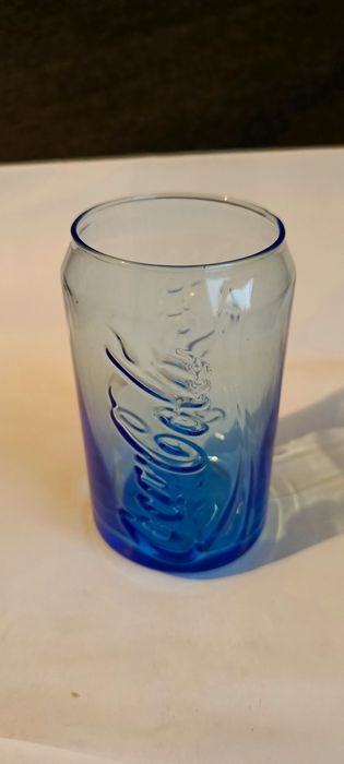 Retro wzór Coca-Cola w kształcie puszki McDonald's kolor niebieski.