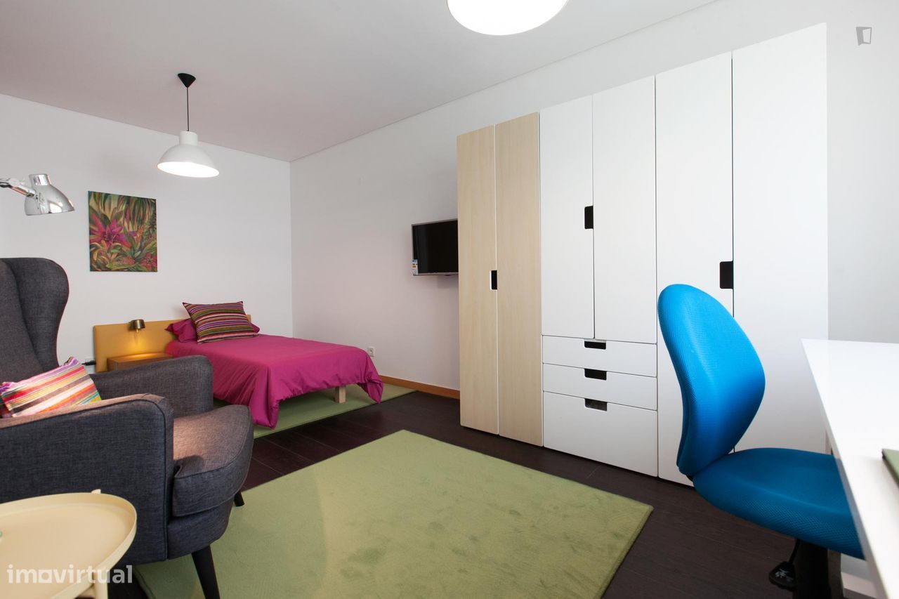 64035 - Amplo e confortável quarto com cama de...