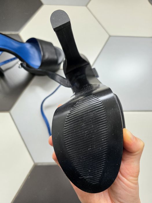 Босоніжки
Розмір: 39
Нові! Є декілька подряпин на каблуці від кігтів к