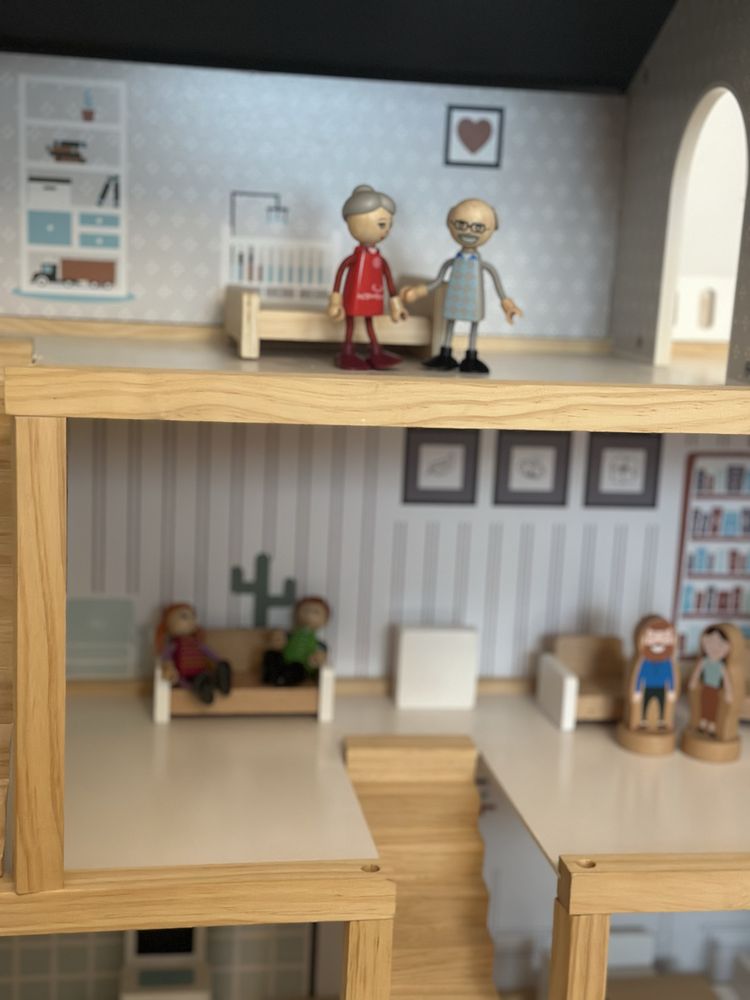 Domek drewniany dla lalek z figurkami mamabrum