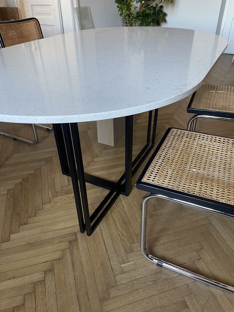 Stół z kamiennnym blatem