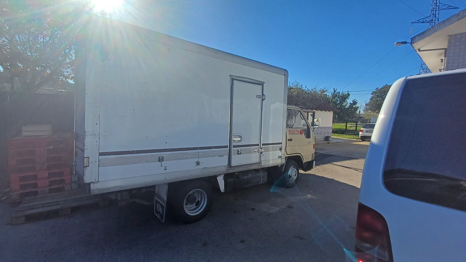Carrinha Toyota dyna 150 contentor incluído.