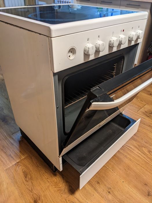 Електроплита з духовку Electrolux