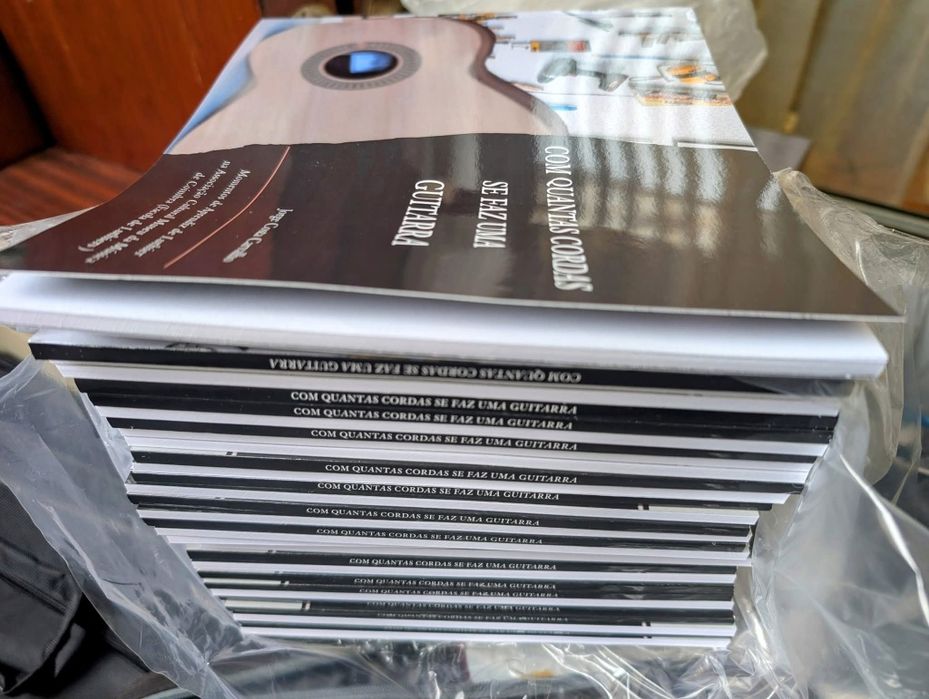 Livro "Com Quantas Cordas Se Faz Uma Guitarra"