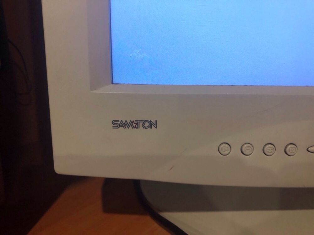 Продам монитор Samtron 55E в идеальном состоянии 15 дюймов