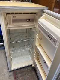 Продаєця старий робочий холодильник