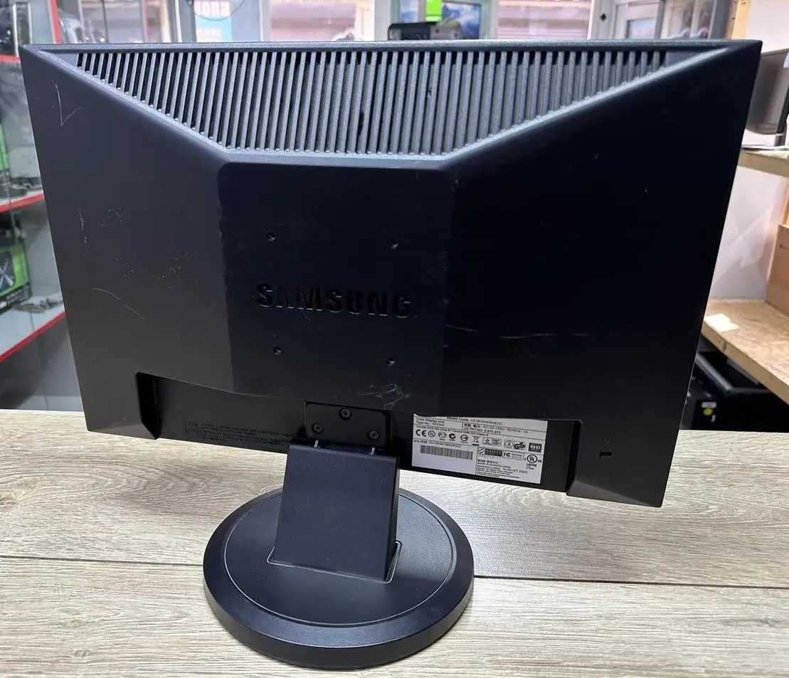 Тонкий, легкий, TFT монитор 19 дюймов – Samsung 923NW + кабели