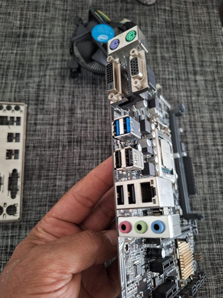 Motherboard asus H110 M-K com processador  I3  7100