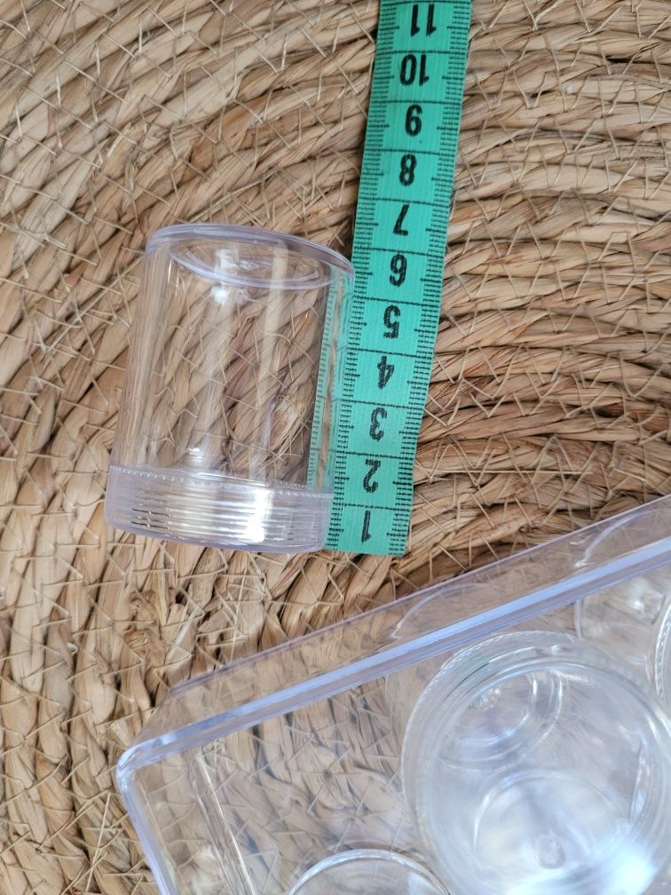 Pojemniczki plastikowe zakręcane