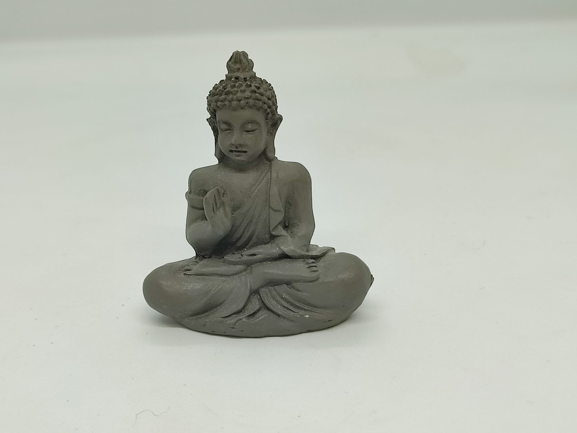 Бетонная маленькая статуэтка сидящего Будды Будда каменная статуетка