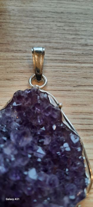 Wisior, zawieszka z surowego ametystu.