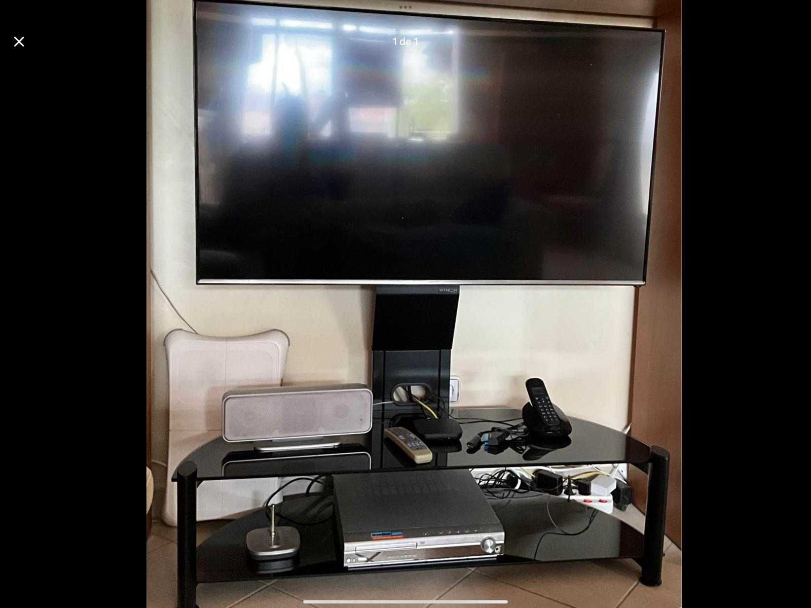 Móvel de tv com duas prateleiras