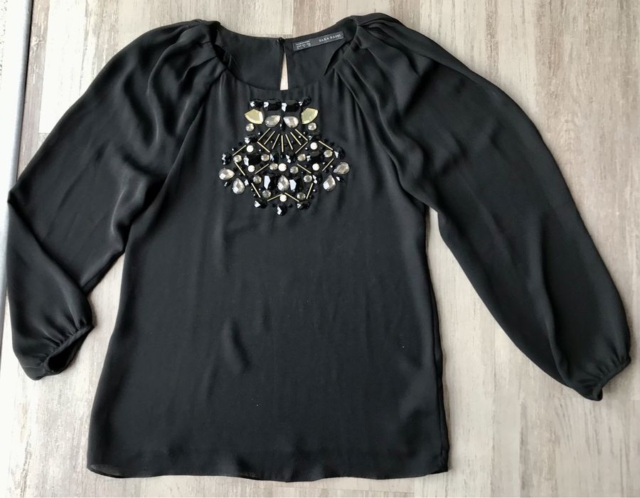 Blusa preta com bijuteria (Zara)