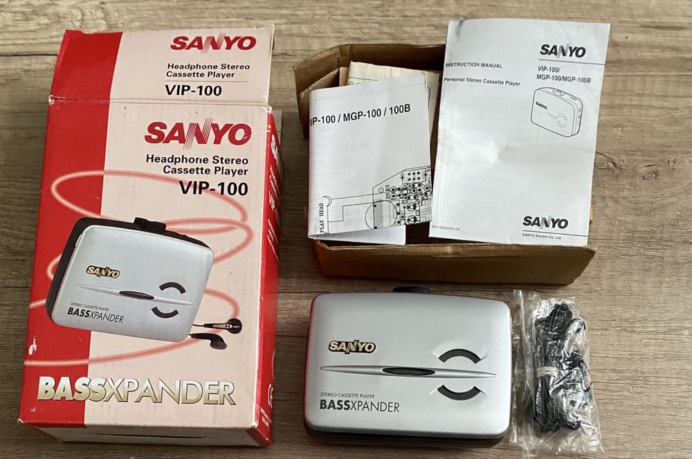 Винтажный плеер Sanyo в коробке с документами