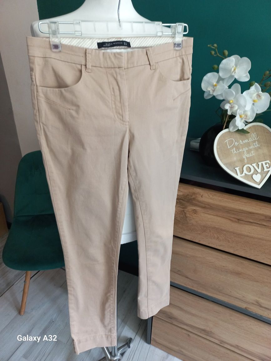 Eleganckie spodnie beżowe Zara. M