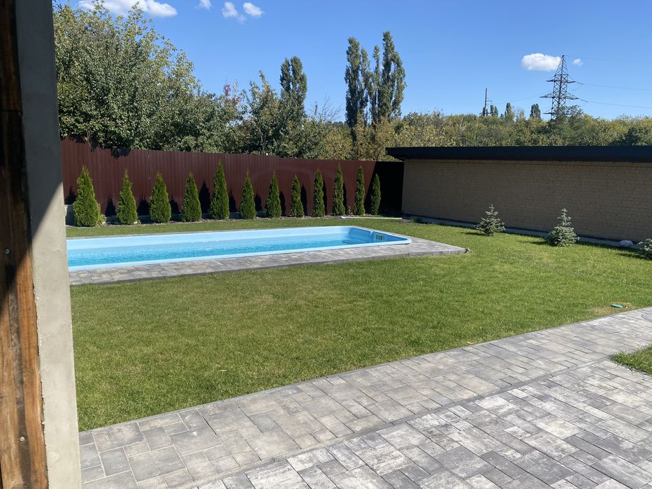 Оренда будиночка із басейном в приватному будинку.