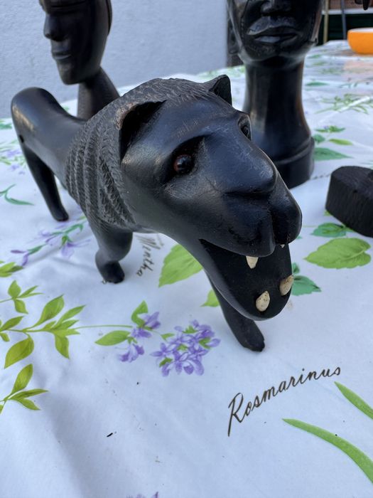 Estatuas africanas em madeira