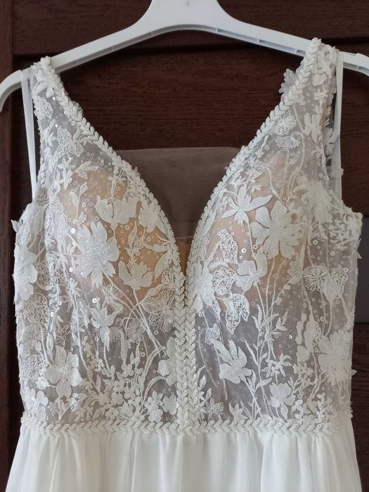 Suknia ślubna z rozporkiem