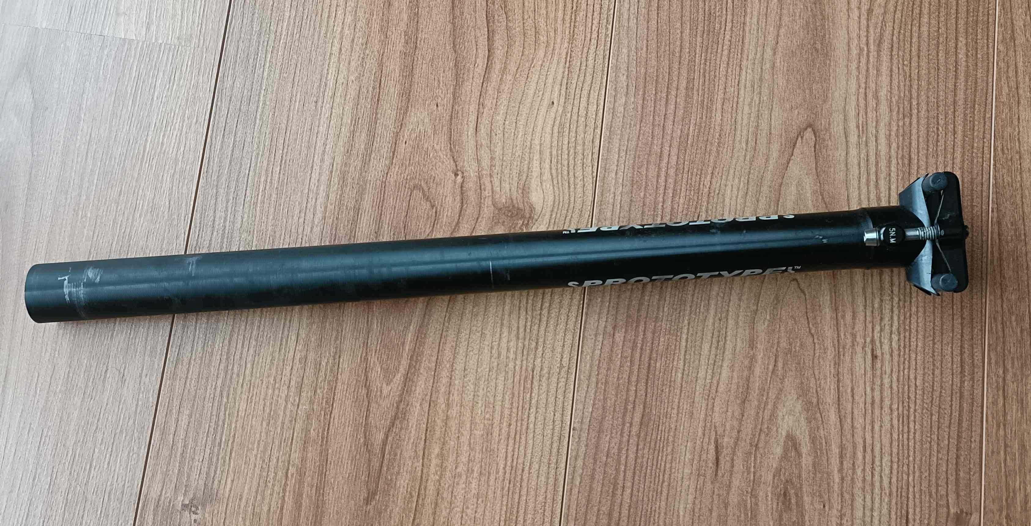 Espigão PROTOTYPE Physis 27.2mm x 410mm BK, em Alumínio – Usado