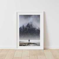 Plakat z krajobrazem górskim Góry Islandia zima mgła fiord A4 A3 loft