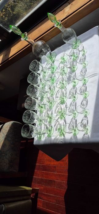 Serviço de copos de vidro muito antigo