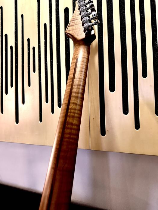 Suhr Classic Antique S  Flamed Roasted Maple Neck