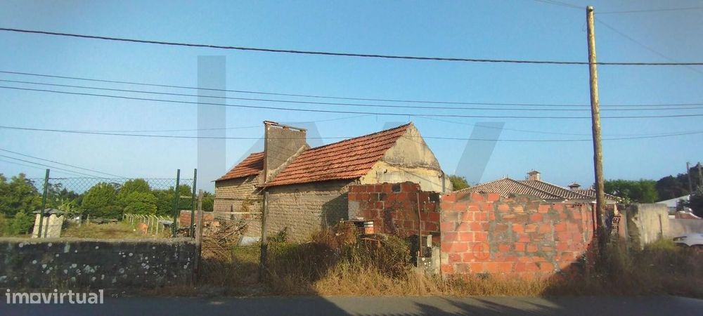 Oportunidade Única: Ruína com Terreno Espaçoso no Centro das Quintâs!