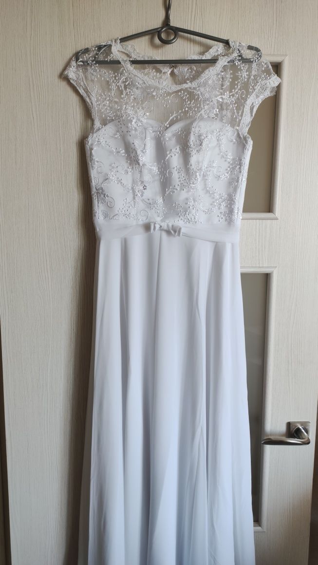 Тендітна весільна сукня біла