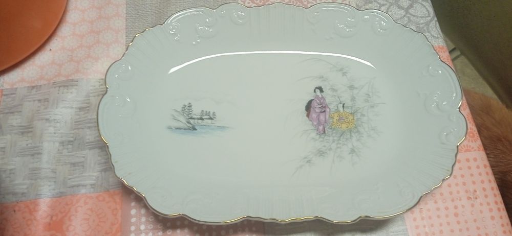 Louça porcelana terrina para a sopa ,vários pratos de sobremesa.